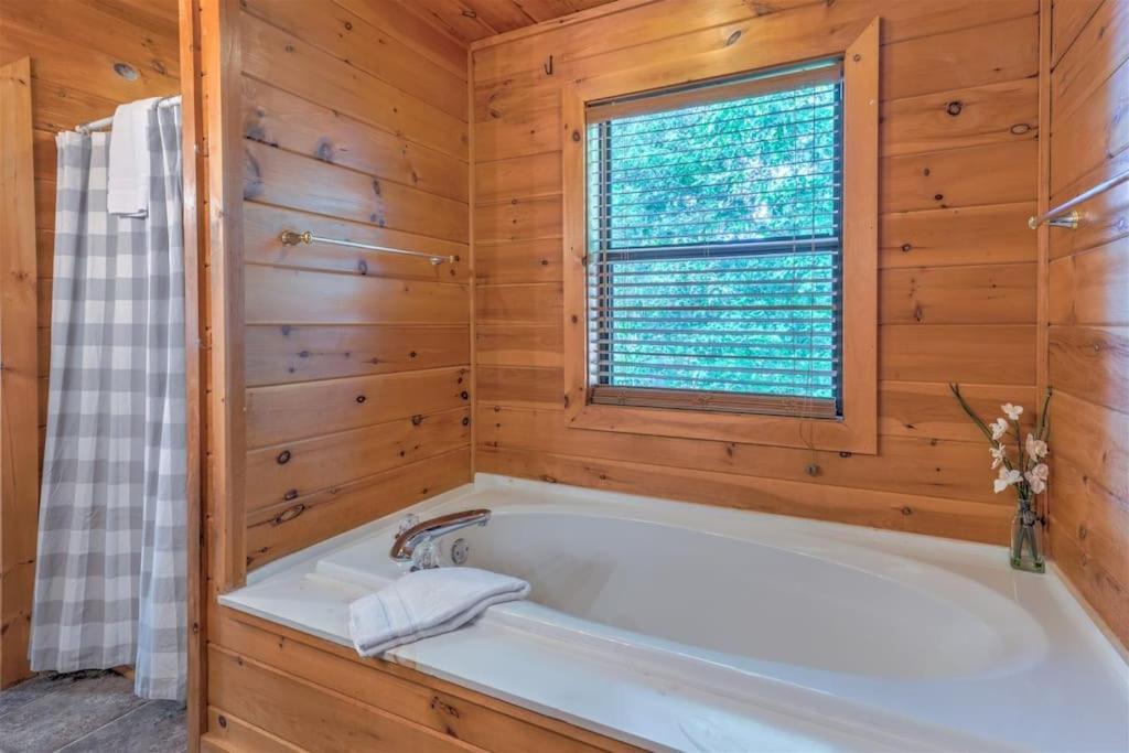 Dogwood Lodge - Dog Friendly W Hot Tub & Fire Pit Morganton Exterior photo